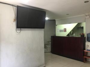 サバンにあるLosmen PUM Syariah at Desa Wisata Sabangの薄型テレビが備わります。 +4枚の写真