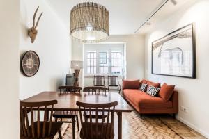 een woonkamer met een bank en een tafel bij Casas da Tapada in Lissabon