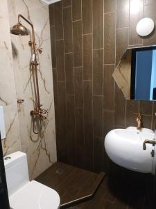 y baño con aseo blanco y lavamanos. en Romance Paris B502, en Sveti Vlas