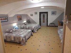 Habitación con 3 camas en una habitación en Leclosdipontine l'école des demoiselles, en Pontgibaud