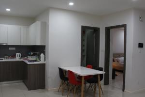 Una cocina y un comedor con mesa y sillas. en Suasana Suites D'homestay JB Town, en Johor Bahru 2 fotos más