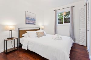 Un pat sau paturi într-o cameră la @ Marbella Lane - 3BR Belmont Cozy House