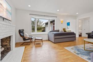 sala de estar con sofá y chimenea en @ Marbella Lane - 3BR Belmont Cozy House en Belmont