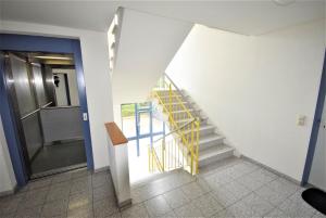 eine Treppe in einem Gebäude mit gelbem Geländer in der Unterkunft Naherholung Ferienwohnung Bad Säckingen in Bad Säckingen