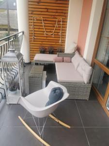 Część wypoczynkowa w obiekcie PRZYTULNY APARTAMENT Z KOMINKIEM PRZY JEZIORZE