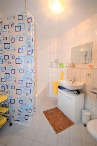 ein weißes Bad mit einem Waschbecken und einem WC in der Unterkunft Naherholung Ferienwohnung Bad Säckingen in Bad Säckingen
