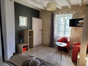 um quarto com uma cama, uma mesa e uma cadeira em Gîtes et Chambres des Coteaux em Sainte-Maure-de-Touraine