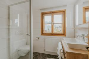 Koupelna v ubytování Gästehaus Ilishof + 10 fotografií