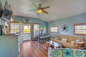 Χώρος καθιστικού στο Canalfront Sargent Cabin with Patio 1 Mi to Beach!