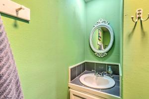 Ένα μπάνιο στο Canalfront Sargent Cabin with Patio 1 Mi to Beach! +19 φωτογραφίες