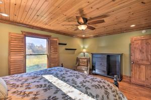 Clarkesville Ranch Cabin with Screened-In Porch! tesisinde bir odada yatak veya yataklar