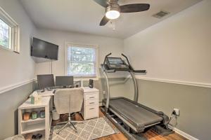 Fitness centrum a/nebo fitness zařízení v ubytování Updated Getaway with Pool and Hot Tub on Less Than 3 Acres!