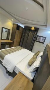 Ein Bett oder Betten in einem Zimmer der Unterkunft شقق الشاطئ