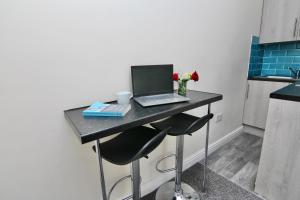 een bureau met een laptop in de keuken bij Comfy Studio in the Heart of Coventry City Centre in Coventry