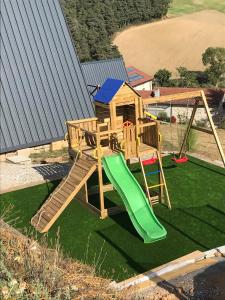 Saint-Christo-en-JarezにあるÔ TIPI LODGEの滑り台付遊び場像