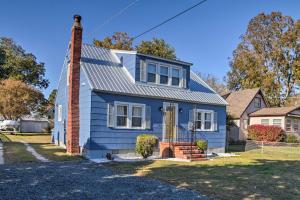 Onancock的住宿－Coras Cottage Near Chesapeake Bay Access!，蓝色房子,有砖烟 ⁇ 