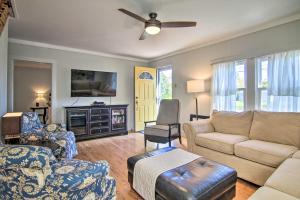Onancock的住宿－Coras Cottage Near Chesapeake Bay Access!，带沙发和电视的客厅