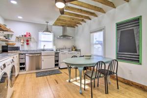 cocina con mesa y sillas en una habitación en Coras Cottage Near Chesapeake Bay Access! en Onancock