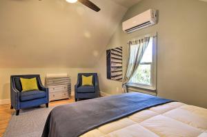 1 dormitorio con 2 sillas, 1 cama y 1 ventana en Coras Cottage Near Chesapeake Bay Access!, en Onancock