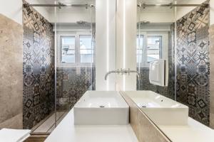 een badkamer met een wastafel en een douche bij Casas da Tapada in Lissabon +23 foto's