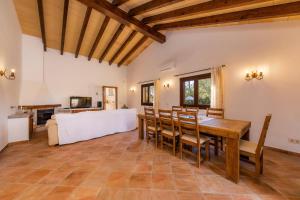 a kitchen and dining room with a table and chairs at Villa Toni i María in Capdepera