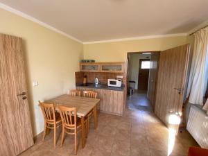 Kuchyňa alebo kuchynka v ubytovaní Apartmány F - chata SVOBODĚNKA
