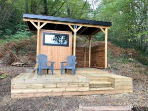 Saint-Laurent-des-HommesLa maison de l'O的树林里设有两把椅子和一个凉亭 更多7张照片