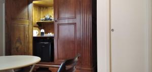 a room with a wooden door and a table and chairs at Penta Luxury Room in Matera