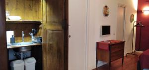 Η κουζίνα ή μικρή κουζίνα στο Penta Luxury Room +19 φωτογραφίες
