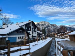 una ciudad en las montañas con nieve en el suelo en Olympia, en Garmisch-Partenkirchen