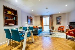 een woonkamer met een blauwe bank en een tafel bij Twenty Seven HQ in York