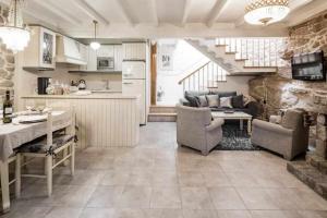 una cucina e un soggiorno con tavolo e sedie di Casa de Carmen Bañera, chimeneas de leña y terraza a Corcubión Altre 21 foto