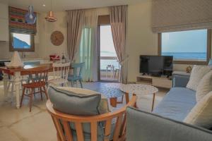 TV o dispositivi per l'intrattenimento presso Almyra Seaside House Mochlos