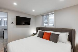 a bedroom with a white bed with two pillows at Complexe LIVTremblant by Gestion ELITE - LIV3 in Mont-Tremblant