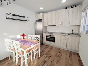Kuchyňa alebo kuchynka v ubytovaní La Terraza de Salomon ApartamentosMalagaManagement