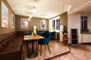 a restaurant with a couch and a table and chairs at Kerkermeister Pension in Auerbach