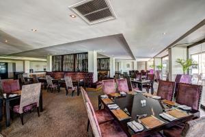 Restorāns vai citas vietas, kur ieturēt maltīti, naktsmītnē Royal Marang Hotel