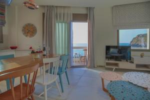 TV a/nebo společenská místnost v ubytování Almyra Seaside House Mochlos