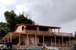ein Haus wird mit einem Dach gebaut in der Unterkunft Refugio Aralar EcoLodge in Toca