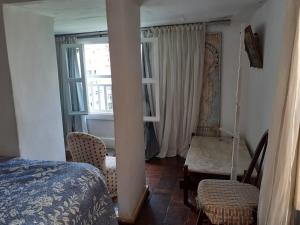 1 dormitorio con cama, mesa y ventana en Apartamentos Copacabana ampla vista mar, en Río de Janeiro