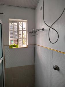 baño con ducha y ventana en Bloom 2 private home, en Thika