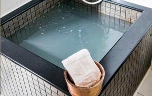 einen kleinen Pool mit Wasser auf einem Balkon in der Unterkunft JBG Hotspring Resort Hotel in Taipeh