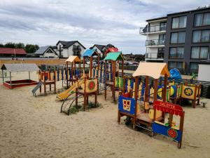wiersz sprzętu do zabaw w piasku w obiekcie Blue Zet Apartament w Sarbinowie