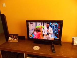 TV de pantalla plana en la parte superior de una mesa en Baraka Home en Nairobi