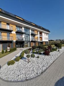 budynek z ogrodem przed nim w obiekcie Blue Zet Apartament w Sarbinowie