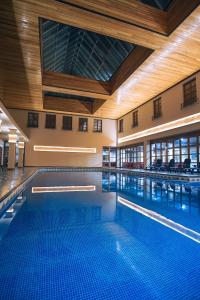 - une grande piscine dans un bâtiment dans l'établissement Llogora Tourist Village, à Dhërmi