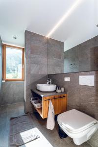 Scheune Valfontana في فاندنس: حمام به مرحاض أبيض ومغسلة