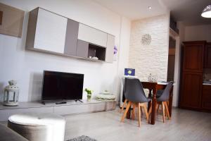 TV a/nebo společenská místnost v ubytování Vacanze mare e montagna