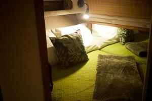 Una cama con una almohada en una habitación en SLEEPBOAT YACHT, en Oporto 19 fotos más