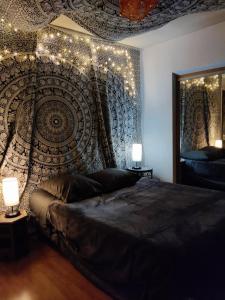 um quarto com uma cama e uma parede com luzes em Chambre orient em Gap